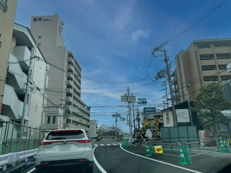 吹田市・阪急千里線豊津駅前・豊津交番前交差点西向き