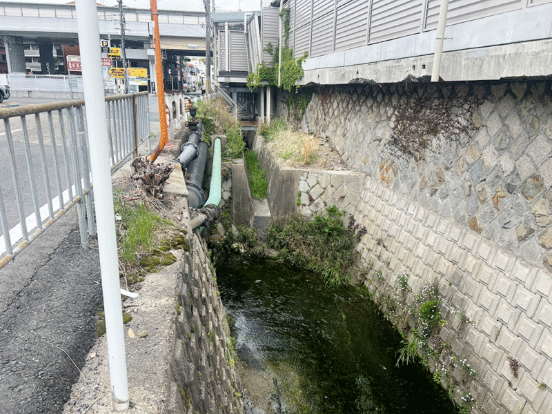 箕面吹田線・吹田市関大前駅裏付近