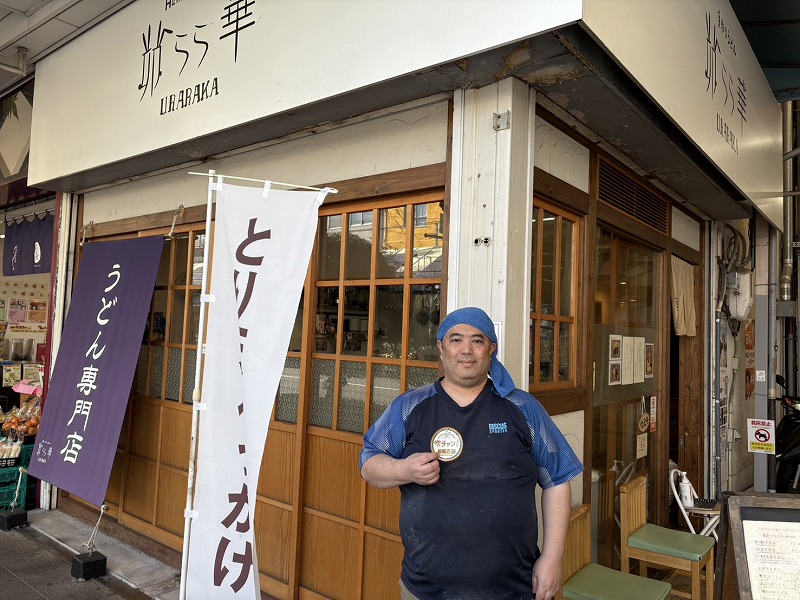 店主さんとステッカー